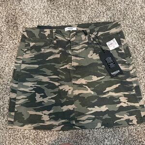 Kensie Green Camouflage Skirt